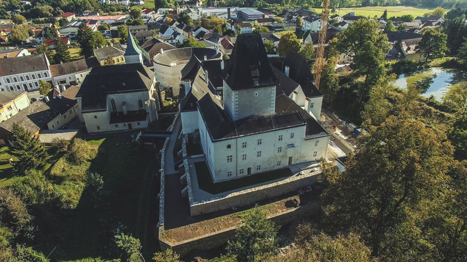 © Hubert Neufeld / Drohnenfoto Schloss Pöggstall, NÖ / Zum Vergrößern auf das Bild klicken
