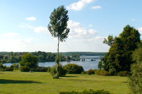 Park Babelsberg, Potsdam - Blick vom Schloss Richtung Glienicker Brücke