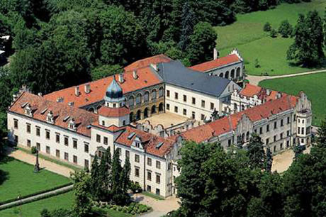 Schloss Častolovice. CZ - Luftaufnahme
