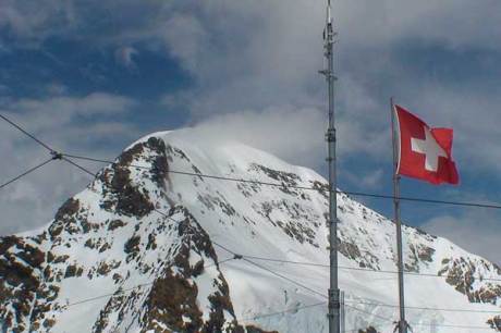 Jungfraujoch, Schweiz - Eiger mit Flagge im Vordergrund
