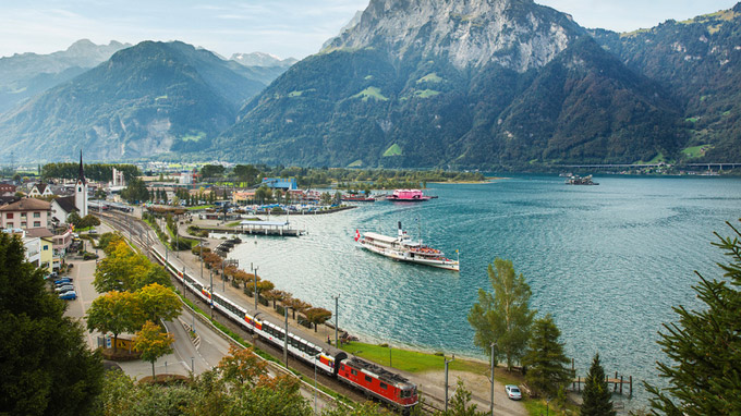 © Keystone / Dominik Baur / Gotthard Panorama Express bei Flüelen / Zum Vergrößern auf das Bild klicken