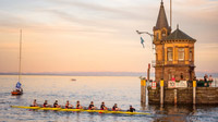 © Marketing & Tourismus Konstanz/Schwelle / Konstanz, Deutschland - Ruderer vor der Hafeneinfahrt / Zum Vergrößern auf das Bild klicken