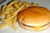 Cheeseburger, seitliche Ansicht / Zum Vergrößern auf das Bild klicken