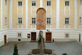 Schloss Rosenau - Innenhof mit Engelsleiter / Zum Vergrößern auf das Bild klicken