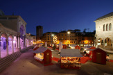 Udine, Italien - Weihnachtsmarkt auf der Piazza Litertà