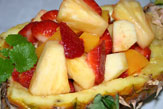 Obstsalat auf Ananas / Zum Vergrößern auf das Bild klicken