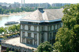Danubius Grand Hotel Margitsziget, Budapest - Seitenansicht (Blick von Danubius Health Spa Resort) / Zum Vergrößern auf das Bild klicken