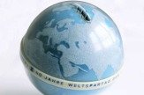 Wirtschaftsmuseum, Wien - Ausstellung 50 Jahre Weltspartagsgeschenke: Sparweltkugel / Zum Vergrößern auf das Bild klicken