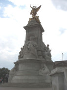 Victoria-Denkmal in London, GB / Zum Vergrößern auf das Bild klicken