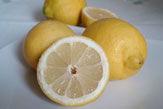 Zitrone, halbiert / Zum Vergrößern auf das Bild klicken