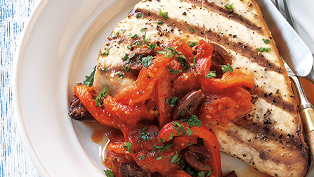 Schwertfisch mit Tomaten-Paprika-Sauce und Oliven