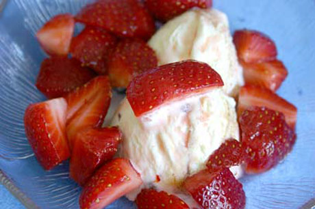 55PLUS Erdbeeren mit Vanilleeis