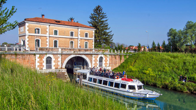 © Regione del Veneto / Riviera del Brenta, Italien - A boat leaving the Stra Lock / Zum Vergrößern auf das Bild klicken