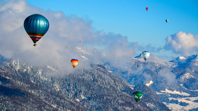 © Flora Jädicke, Regensburg / Kössen, Tirol - Ballon über verschneite Landschaft / Zum Vergrößern auf das Bild klicken