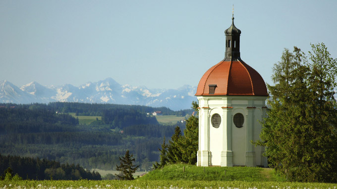 © Christian Prager / Ottobeuren, DE - Buschelkapelle mit Bergsicht / Zum Vergrößern auf das Bild klicken