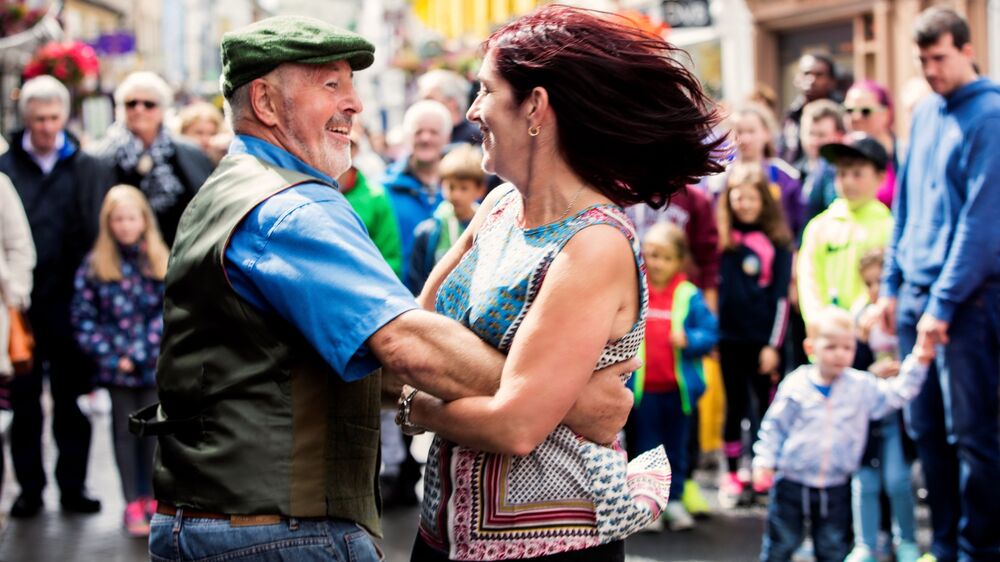 Ennis Lead, Irland - Dancing in the streets
