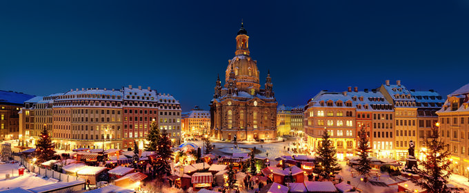 Dresden, DE - Weihnachtsmarkt an der Frauenkirche