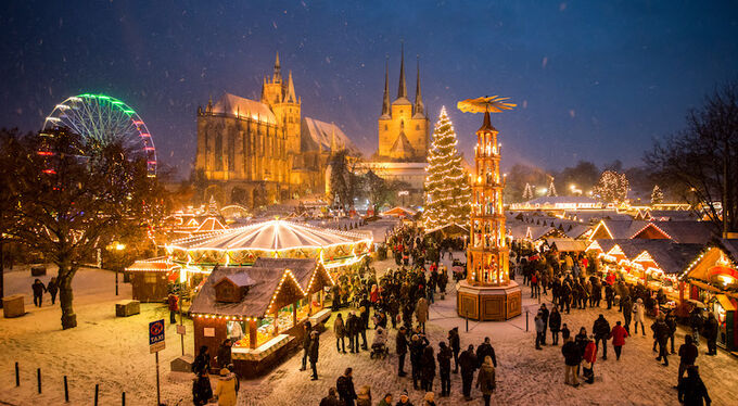 Erfurt, DE - Weihnachtsmarkt auf dem Domplatz im Schnee