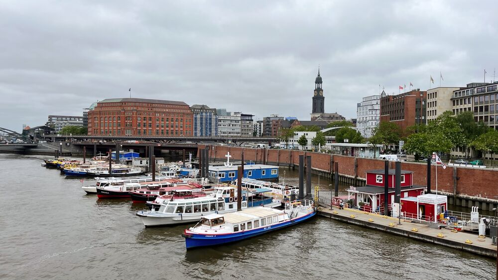 Hamburg - Blick auf Hafen und Michel