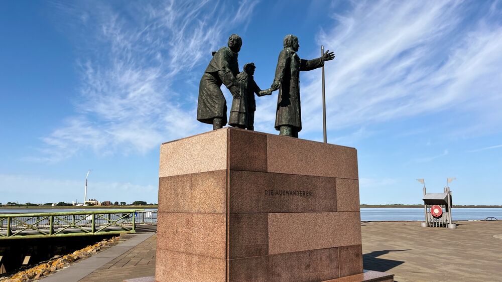 Bremerhaven - Statue Die Auswanderer