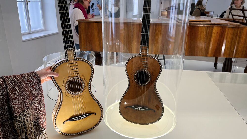 Mohr Gitarre im Stille Nacht Museum Hallein