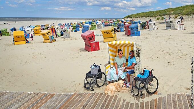 Langeoog, DE - Paar mit Rollstühlen im Strandkorb