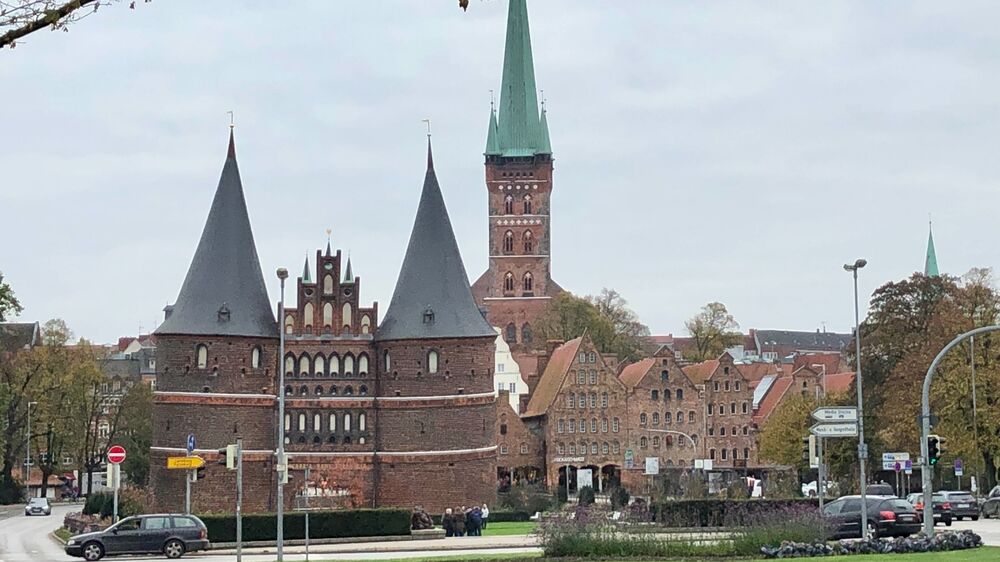 Lübeck, DE - Holstentor mit Stadt by ESp