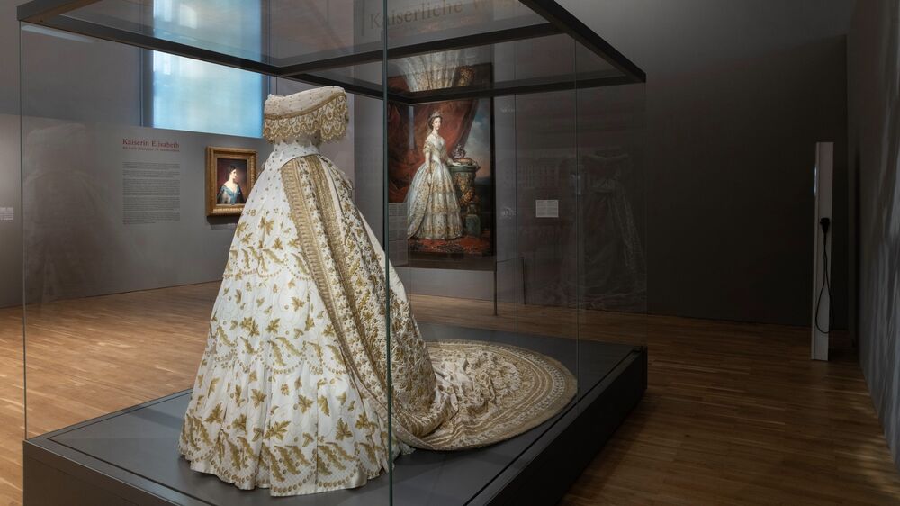 Kaiserliche Wagenburg Wien - Ausstellung Sisis Mystery Dress_Ansicht