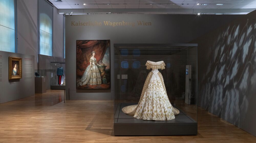 Kaiserliche Wagenburg Wien - Ausstellungsansicht Sisis Mystery Dress