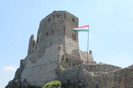 Csesznek, Ungarn - Burgruine mit ungarischer Fahne