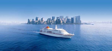 Hapag-Lloyd Kreuzfahrten - MS Columbus vor der beeindruckenden Skyline Manhattens, New York