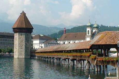 Luzern, Schweiz - Kapellbrücke mit Wasserturm und Jesuitenkirche im Hintergrund