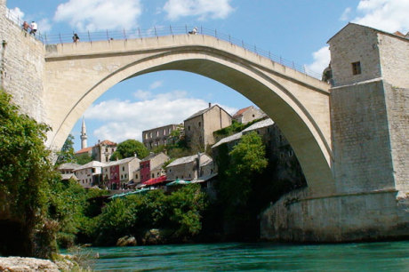 Mostar, Bosnien-Herzegowina - Stari Most über Fluss Neretva