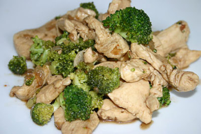 Brokkoli mit Huhn / Zum Vergrößern auf das Bild klicken
