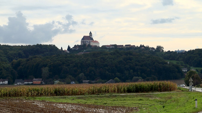 55PLUS Medien GmbH / Blick auf die Wallfahrtskirche Ptujska Gora, Slowenien / Zum Vergrößern auf das Bild klicken