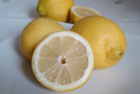 Zitrone, halbiert