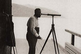 55PLUS Gustav Klimt mit Fernrohr.jpg / Zum Vergrößern auf das Bild klicken