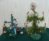 Christbaumschmuck für das Puppenhaus - Weihnachtsbäume / Zum Vergrößern auf das Bild klicken