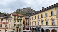 Bellinzona - Marktplatz mit Festung