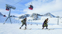 Trachten-Skifahrer am Stubaier Gletscher