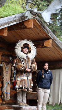 © Anita Arneitz, Klagenfurt / Fairbanks, Alaska - traditionelles Inuitgewand / Zum Vergrößern auf das Bild klicken