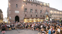 © Luisa Veronese / Ferrara Buskers Festival, Italiien - Gaukler auf der Piazza / Zum Vergrößern auf das Bild klicken