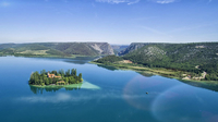 © Kroatische Zentrale für Tourismus / Krka Visovac lake and island, Kroatien - Ivo Biocina / Zum Vergrößern auf das Bild klicken