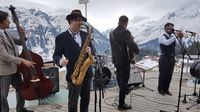 © Charles E. Ritterband / Lech, Vorarlberg - Gruppe Flash Mob Jazz / Zum Vergrößern auf das Bild klicken