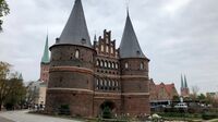 Lübeck, DE - Holstentor seitlich by ESp
