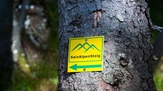 © Berchtesgadener Land Tourismus GmbH, S.Wurm / Schild des SalzAlpenSteig / Zum Vergrößern auf das Bild klicken