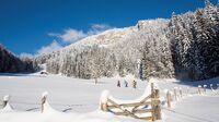 St. Johann, Tirol - Schneeschuhwanderer durch die Winterlandschaft