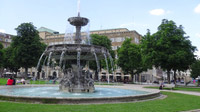 © 55PLUS Medien GmbH, Wien / Stuttgart, Deutschland - Schlossplatz mit Springbrunnen / Zum Vergrößern auf das Bild klicken