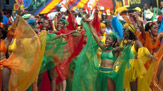 © www.gototrinidadandtobago.com / Trinidad - Bunte Tänzer beim Karneval / Zum Vergrößern auf das Bild klicken