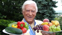 Hademar Bankhofer mit Obst und Gemüse